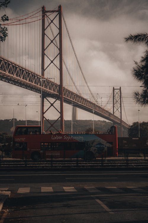25 nisan köprüsü, araç, dikey atış içeren Ücretsiz stok fotoğraf