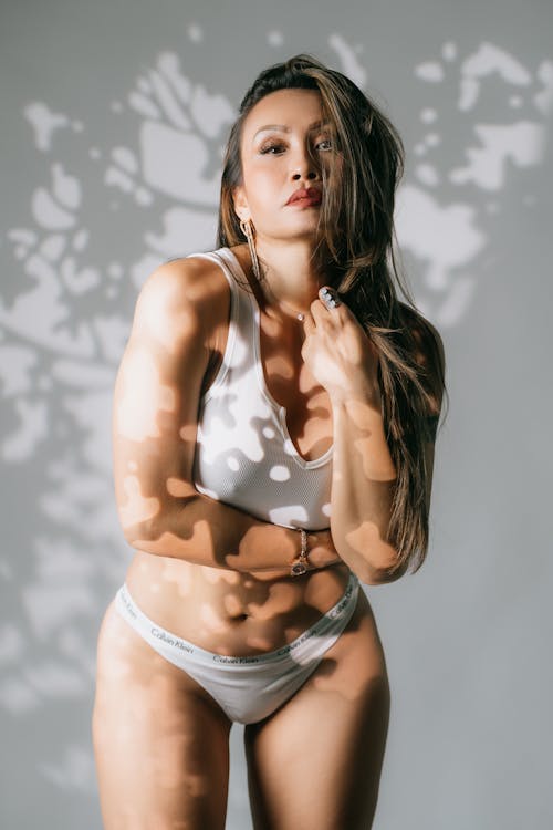 Безкоштовне стокове фото на тему «азіатська жінка, білий фон, вертикальні постріл»