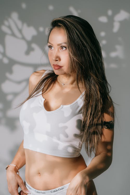 Безкоштовне стокове фото на тему «азіатська жінка, білий топ, білий фон»