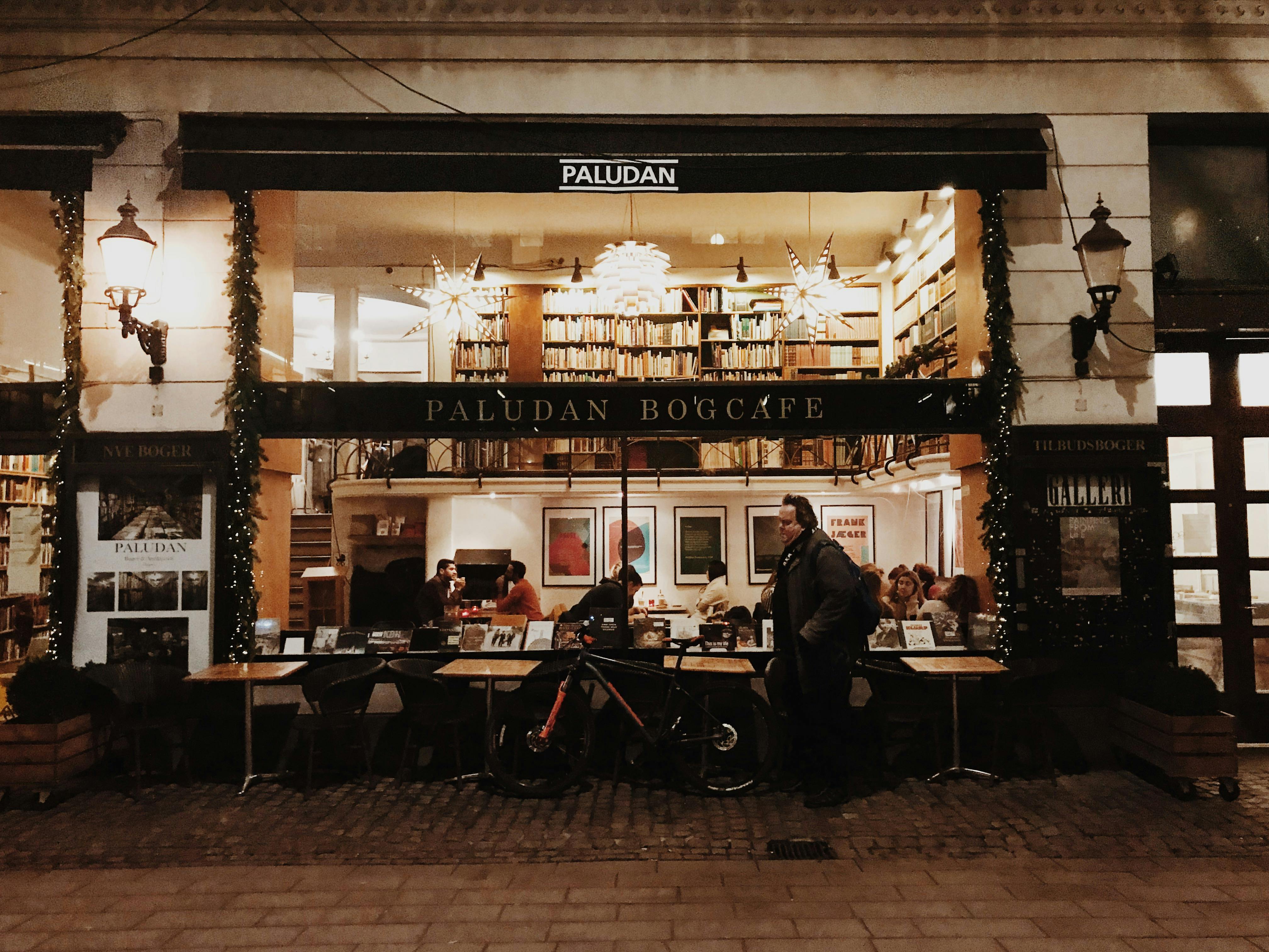 Ucretsiz Kahve Dukkani Kahveci Kitap Dukkani Stok Fotografi