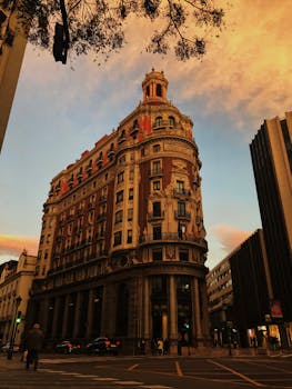 暮光天空充满活力，映衬下，瓦伦西亚的一座历史建筑被惊人地捕捉到了