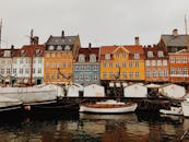 哥本哈根尼哈文港湾色彩缤纷的房屋和船只构成了一幅美丽的风景