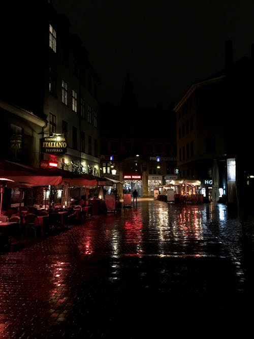 Darmowe zdjęcie z galerii z brukowana ulica, neon, po deszczu