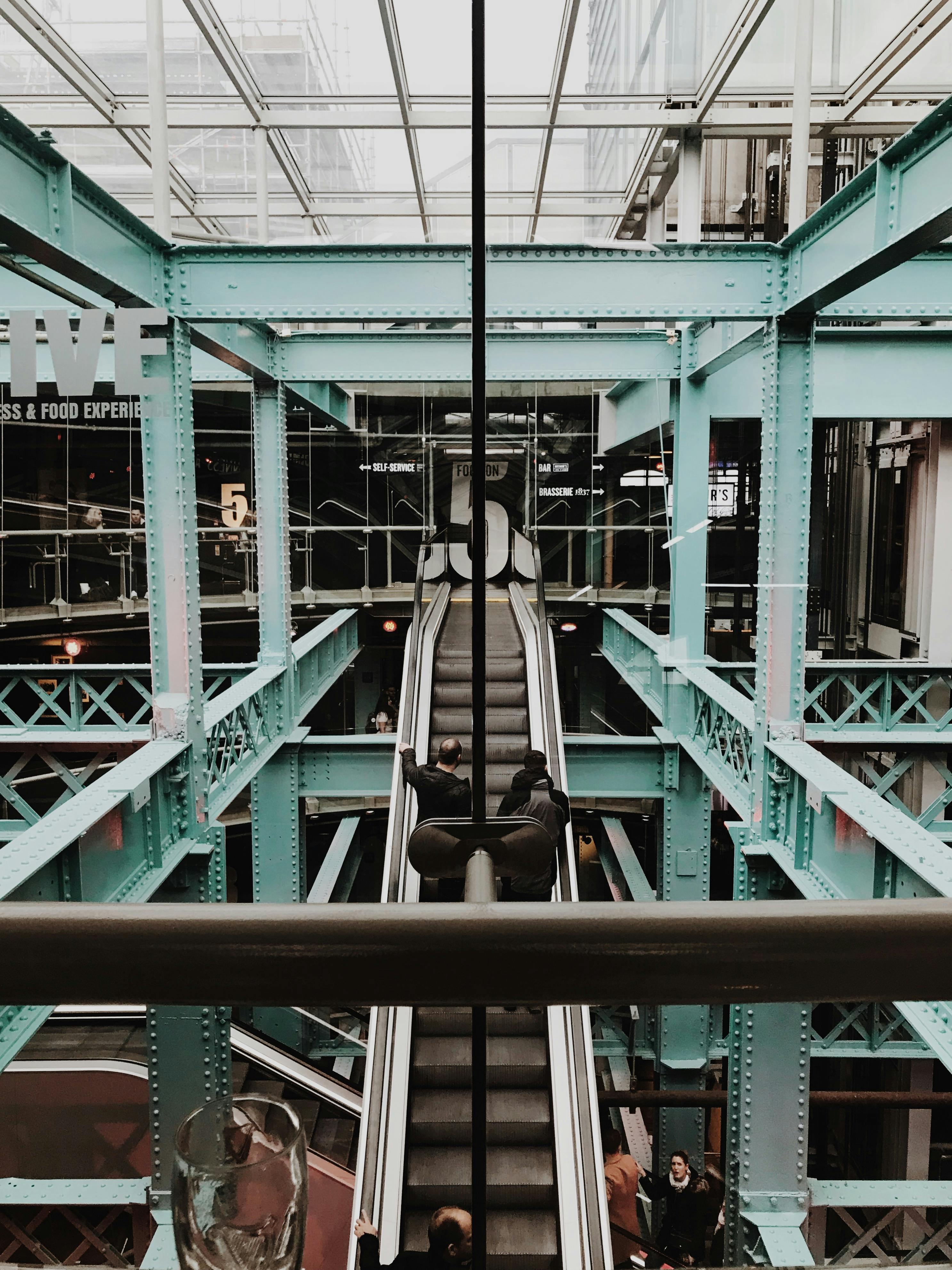 都柏林的现代工业风室内设计，配有钢架和自动扶梯，建筑风格独特