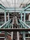 都柏林的现代工业风室内设计，配有钢架和自动扶梯，建筑风格独特