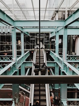 都柏林的现代工业风室内设计，配有钢架和自动扶梯，建筑风格独特