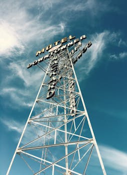 在亚利桑那州弗拉格斯塔夫明亮的蓝天下，低角度拍摄老式汽车旅馆的标牌