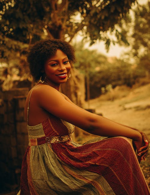 Foto d'estoc gratuïta de assegut, dona, dona de raça negra