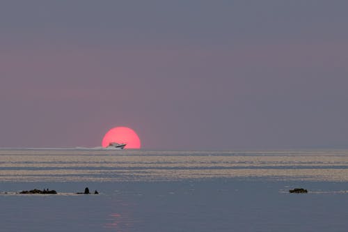 Photos gratuites de bateau à moteur, côte, crépuscule