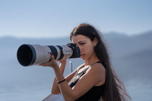 Ilmainen kuvapankkikuva tunnisteilla brunette, kamera, kuvaaja