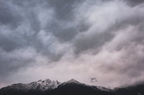 Immagine gratuita di catena montuosa, crepuscolo, inverno