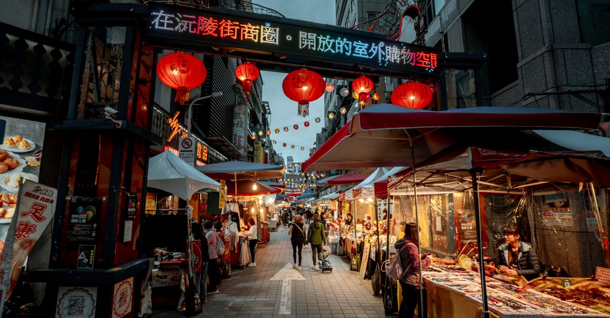 Bazaar Photo Example People at Bazaar · Free Stock Photo