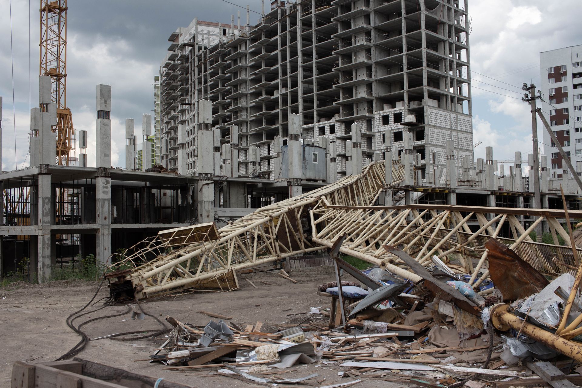 Los escombros de un edificio derrumbado bajo un cielo nublado