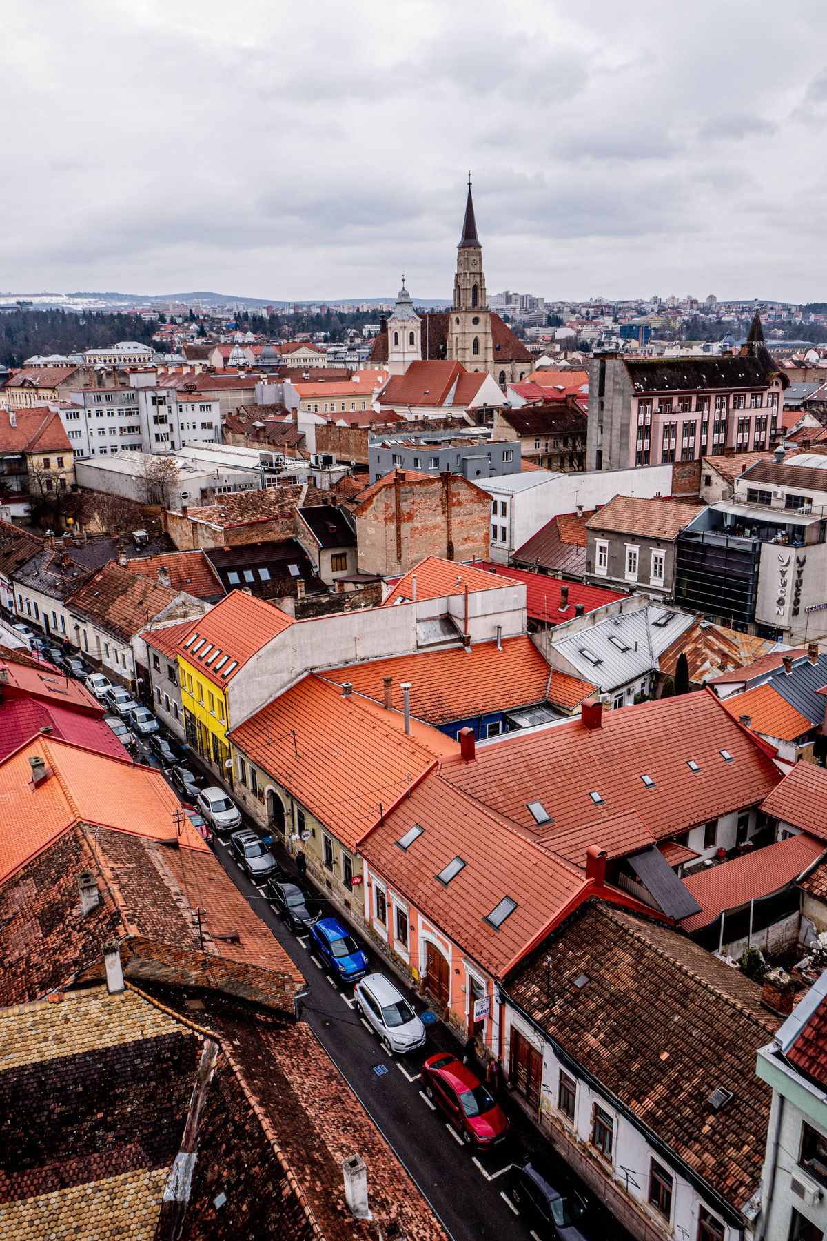 Cluj-Napoca - vedere de sus cu acoperișurile roșii și bisericile orașului