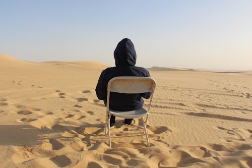 Homme Au Milieu D'un Désert