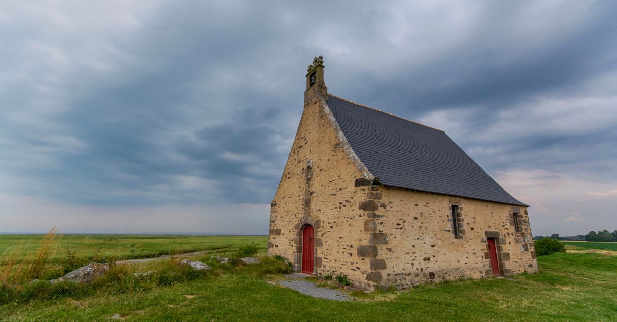 Isolated Churches Lonely Church on a Field · Free Stock Photo
