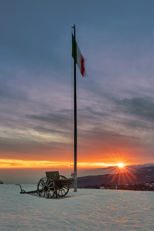 Foto profissional grátis de bandeira, bandeira italiana, cair da noite