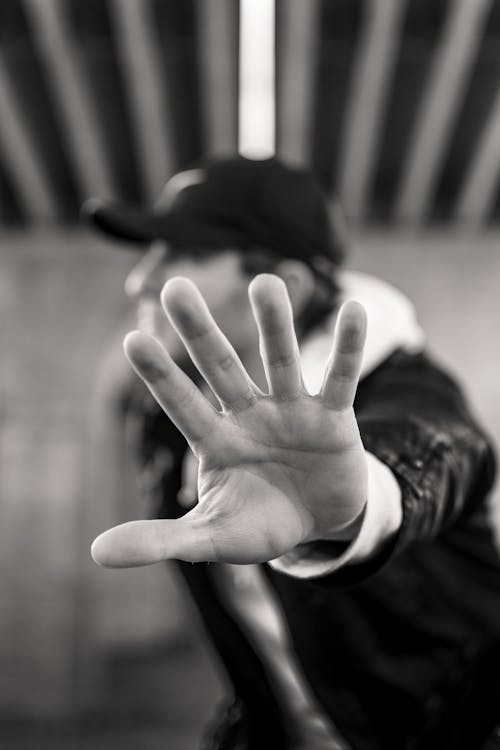 Monochrome Foto Van Een Man Die Zijn Linkerhand Toont