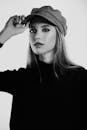 一位戴着帽子的年轻女子，优雅时尚的单色肖像