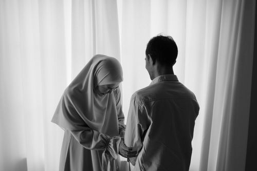 Free A serene black and white photo featuring a Muslim couple sharing a moment indoors. Stock Photo