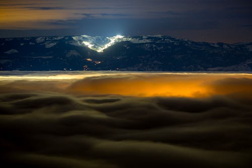 Kostenloses Stock Foto zu abend, beleuchtete straße, berg