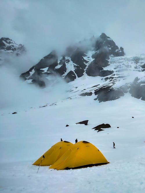 tents in Himalayan mountain ranges 