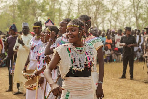Kostnadsfri bild av afrikanska folket, firande, leende
