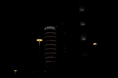 คลังภาพถ่ายฟรี ของ มืด, แสงไฟของเมือง, โรงแรม