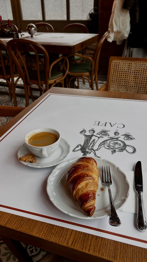 Gratis lagerfoto af bord, café, croissant