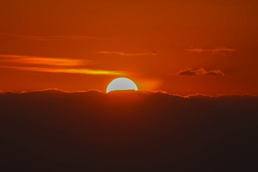 叙利亚阿克拉巴特上空的日落令人惊叹，橙色的天空和云层鲜艳夺目