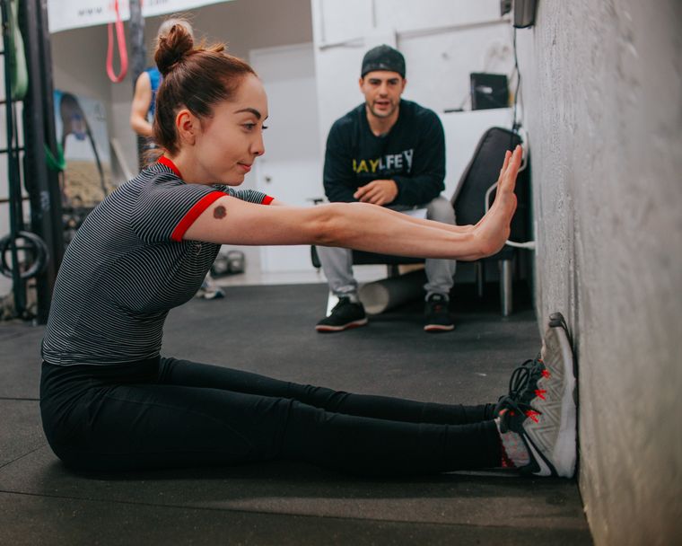 Sesion de movilidad guiada por un entrenador en un estudio
