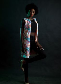 一位穿着非洲中心风格服装的时尚女性，展现出优雅与自信