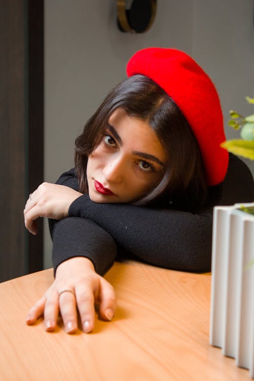 Základová fotografie zdarma na téma brunetka, černé šaty, červená baret