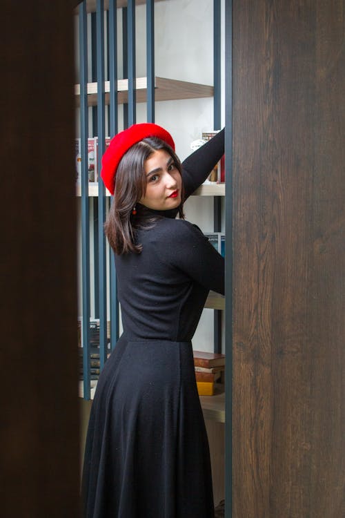 Základová fotografie zdarma na téma brunetka, černé šaty, červená baret