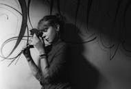 一幅优雅的黑白肖像，描绘了一位手持玫瑰花的女人