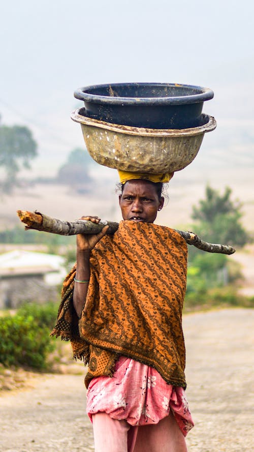 Ilmainen kuvapankkikuva tunnisteilla afrikkalainen nainen, kantaminen, katu