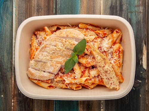 Penne Pasta with Tomato Sauce and Chicken 