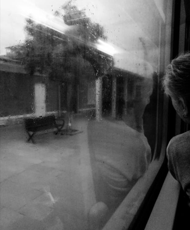 Základová fotografie zdarma na téma autobusové okno, černobílý, chodník
