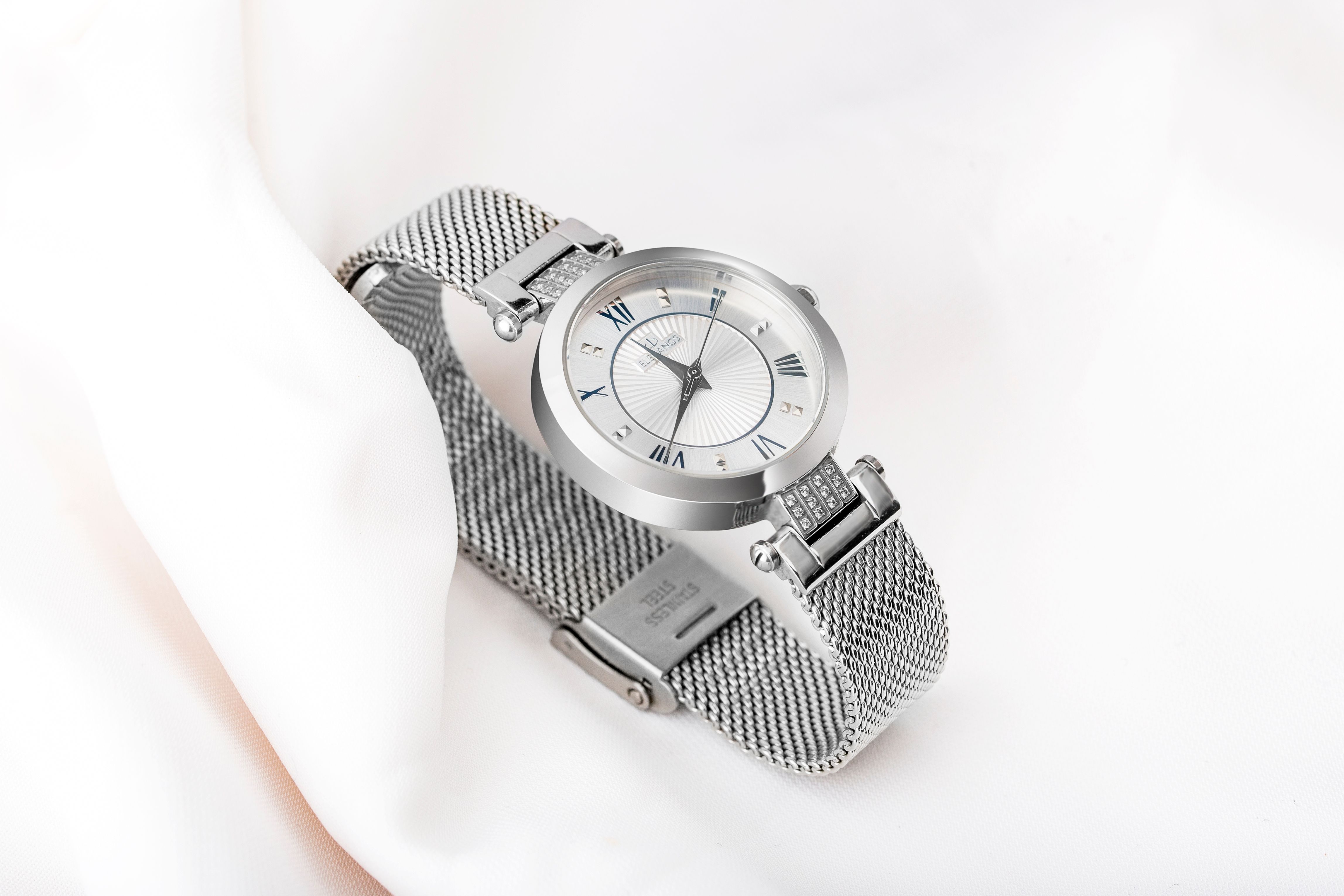 Orologio minimalista con cinturino in acciaio