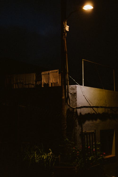 Безкоштовне стокове фото на тему «вертикальні постріл, лампа, маленький будинок»