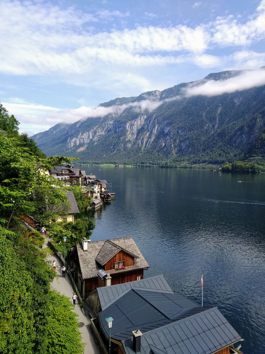 Panoramă asupra satului Hallstatt cu lacul și munții Alpini pe fundal, Austria