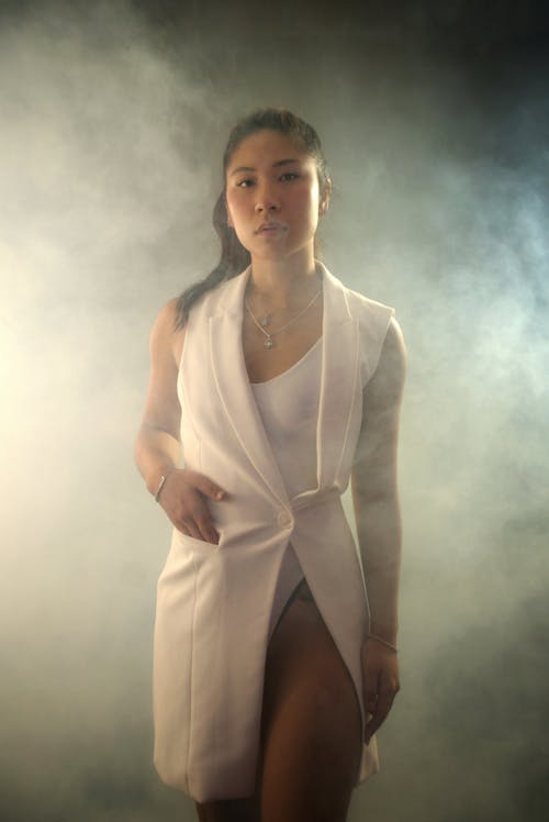 Gratis stockfoto met Aziatische vrouw, fotomodel, grijze achtergrond