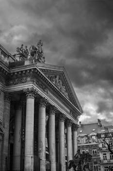 在戏剧性的天空下，低角度拍摄的比利时布鲁塞尔历史建筑