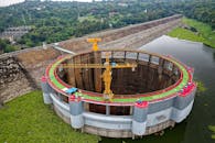 印度尼西亚西爪哇省贾蒂卢胡尔大坝建筑工地的航拍照片，展现了郁郁葱葱的绿化景观