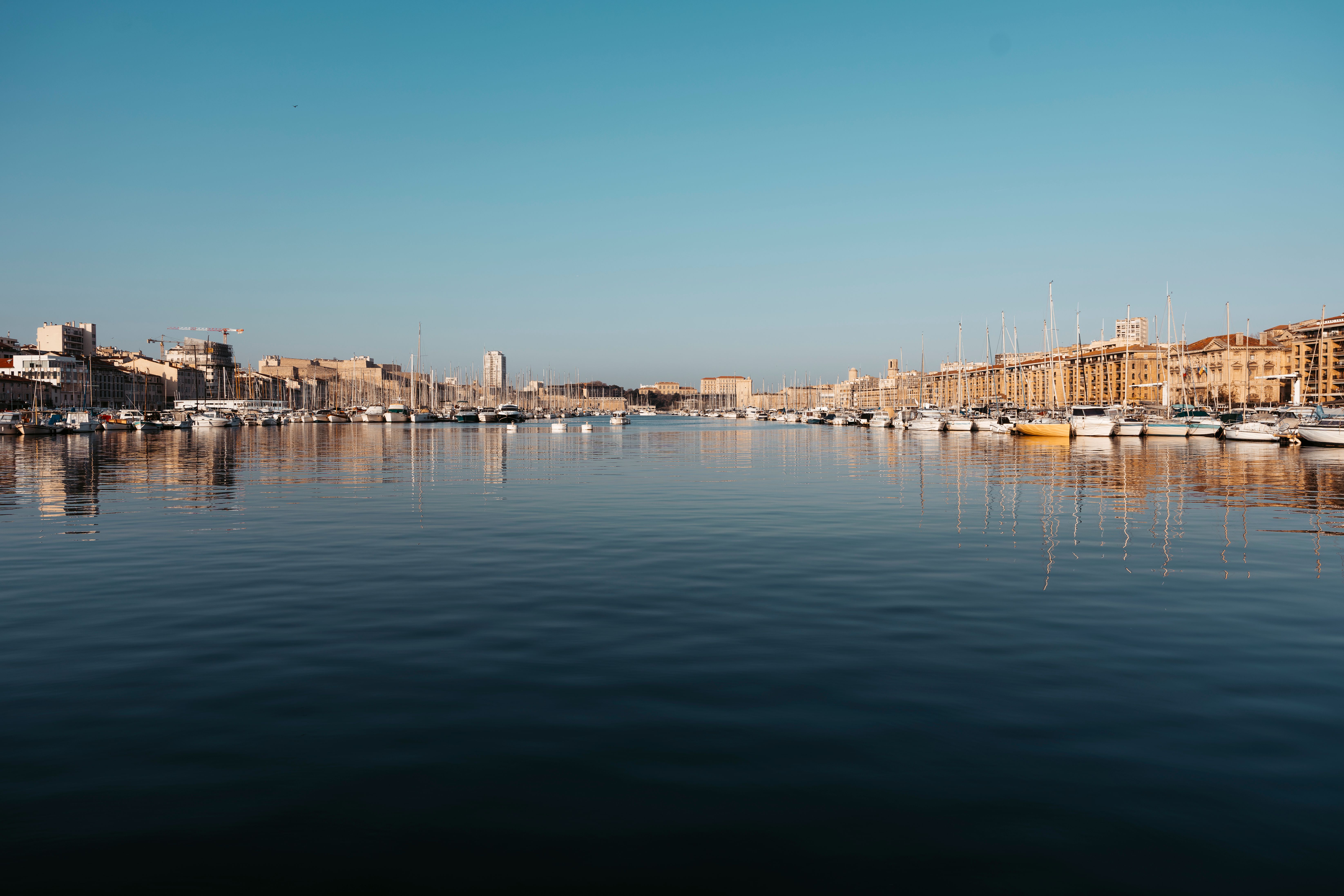 Barques et bateaux de pêche dans un port marseillais.