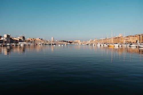 Kostenloses Stock Foto zu boote, hafen, reflektierung