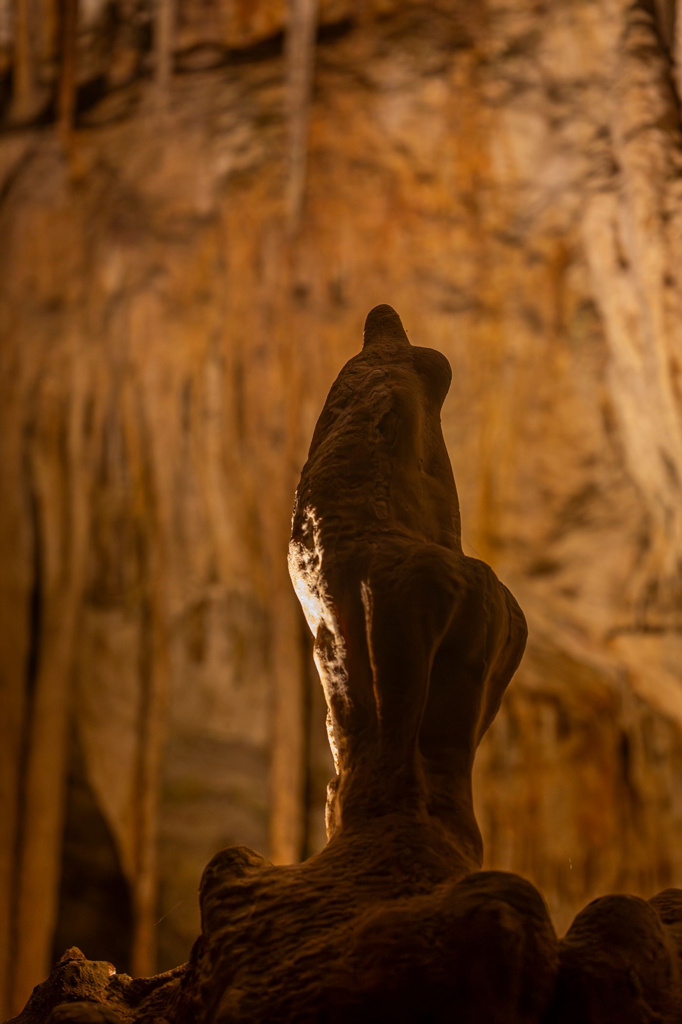Formações profundas dentro de uma caverna