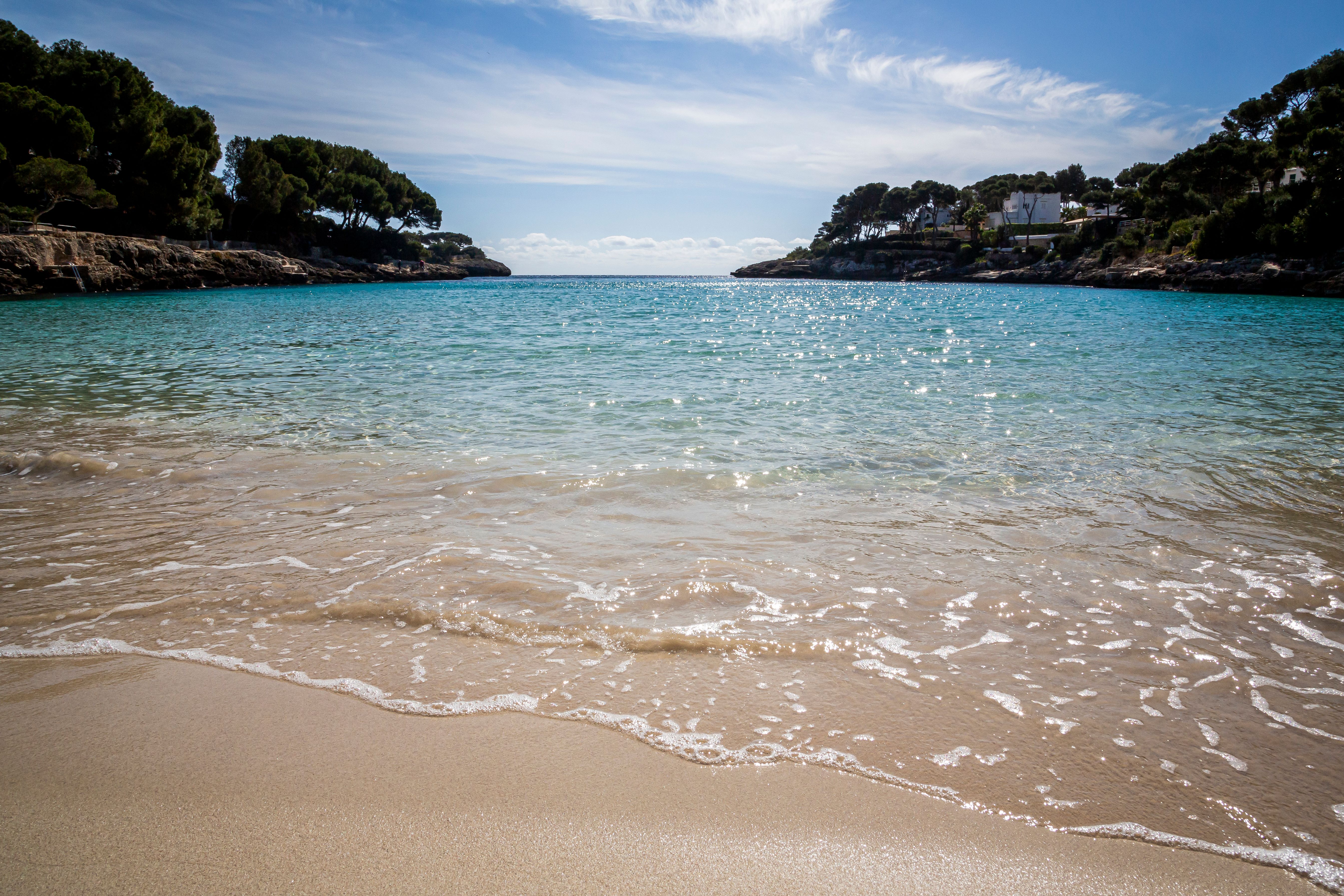 Heldere baai met zacht strand op Mallorca