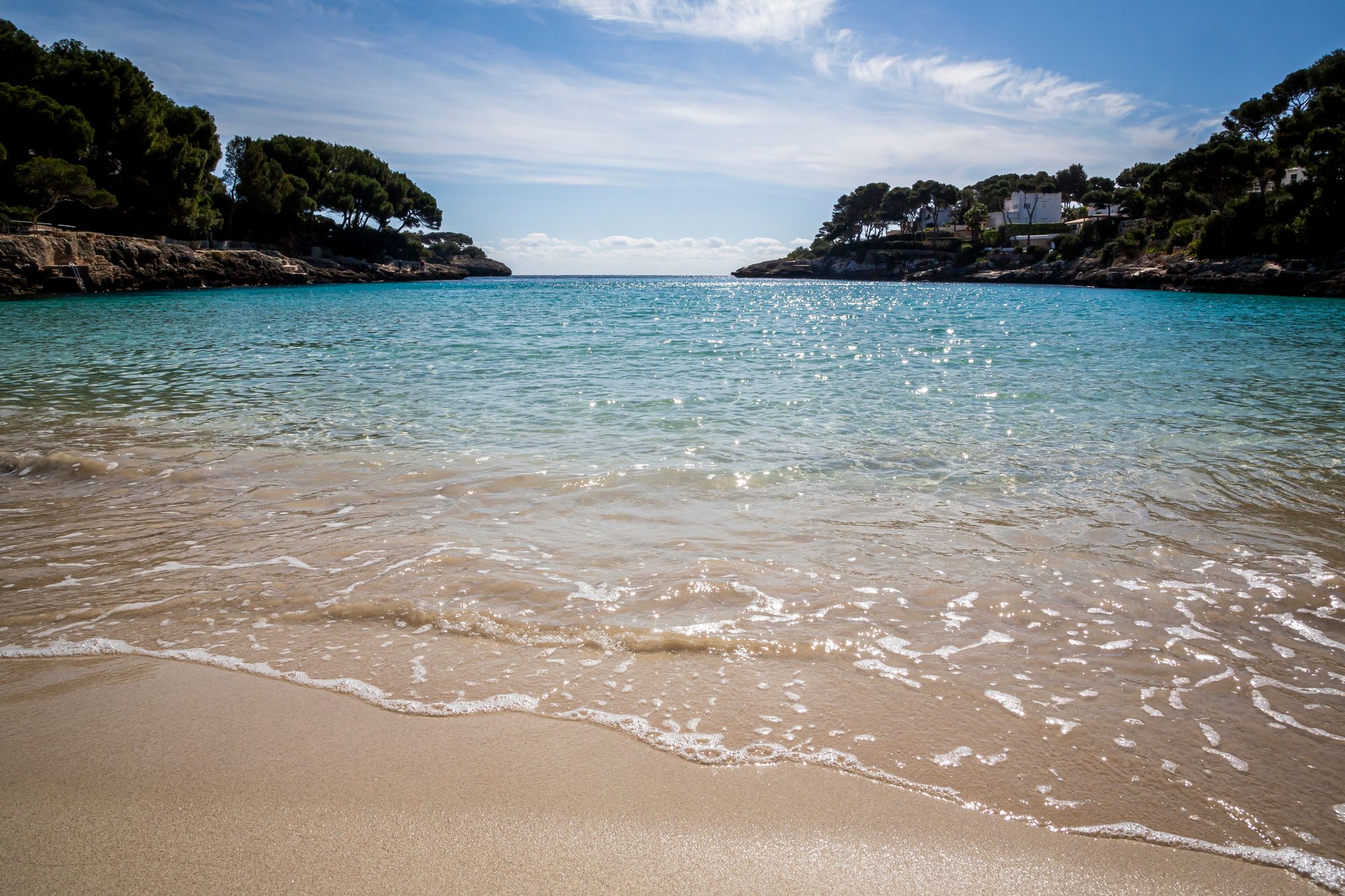 Cala de aguas turquesas y costa rocosa en Mallorca, imagen ilustrativa