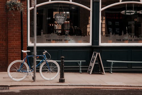 Kostenloses Stock Foto zu bürgersteig, café, fahrrad
